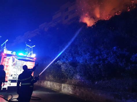 Messina Ancora Incendi A Massa Santa Lucia Famiglie Per Strada Tutta