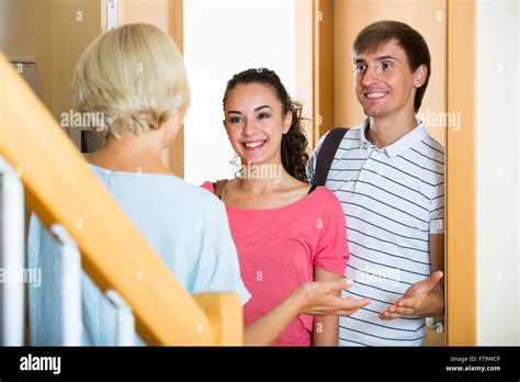 Mature mère répond aux fils avec sa femme à la porte Photo Stock Alamy
