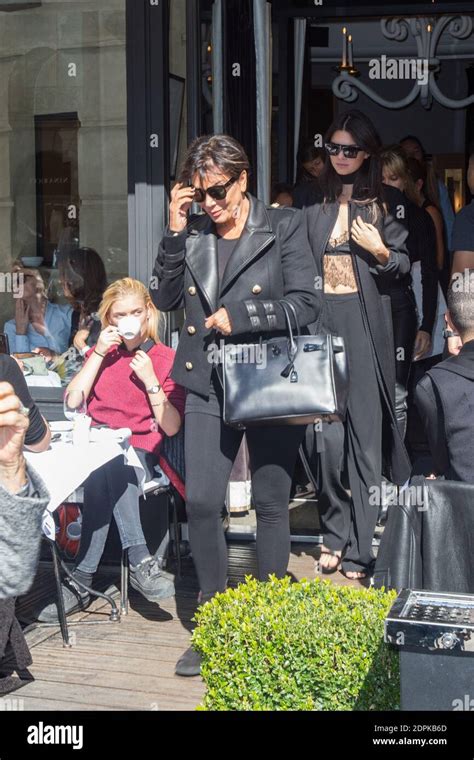 Kendall Jenner Hailey Baldwin Et Kris Jenner Sortent De Leur Hotel