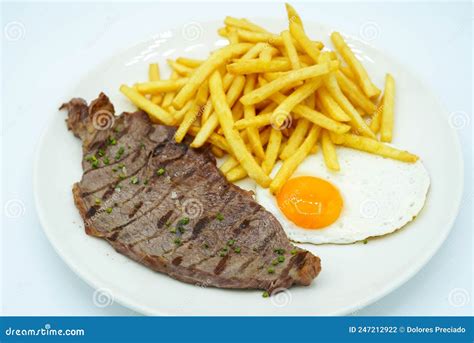 Plato Combinado De Filete De Ternera Con Patatas Y Huevo Frito Foto De