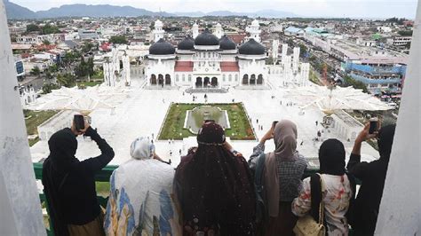 Wisata Religi Masjid Raya Baiturrahman Menjadi Pilihan Para Atlet Pon