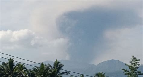 Gunung Dukono Di Halmahera Erupsi Pagi Ini Letusan Capai Meter Di