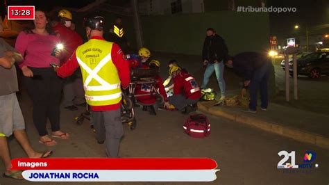 Acidente no América em Joinville Carros batem e um dos veículos capota