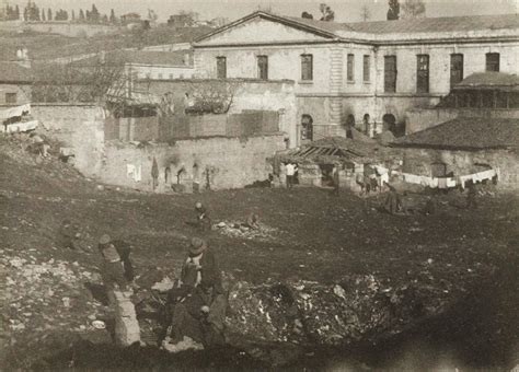 Burada Istanbul Var Dolmabah E Saray Ve Evresi