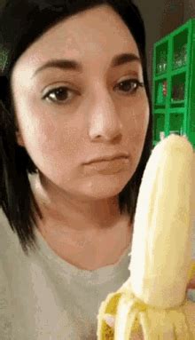 Chupando Un Platano GIFs Tenor