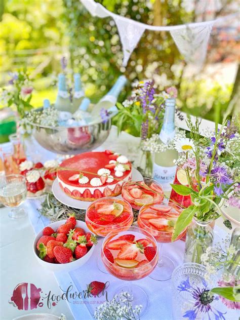 Midsommar Buffet Leichte Quarktorte Mit Erdbeeren Und Alkoholfreie