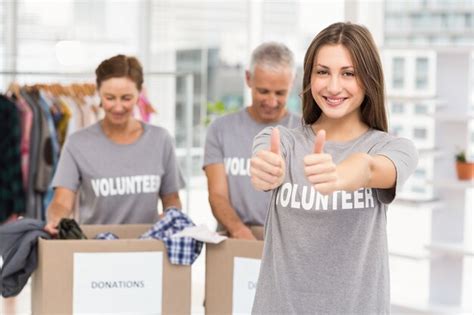 Sonriente Mujer Voluntaria Haciendo Pulgares Arriba Foto Premium