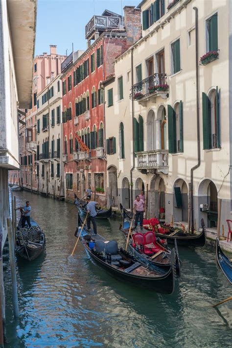 Gondoleros Y G Ndolas Con Los Turistas En Venecia Italia Imagen De