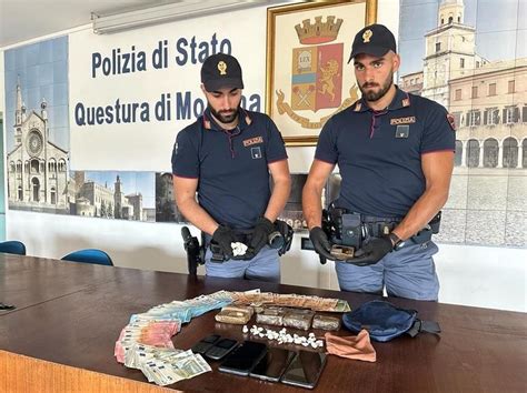 Modena Coppia Di Spacciatori Con Un Chilo Di Droga E Euro Nel