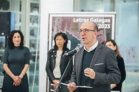 Una exposición de la obra bibliográfica de Fernández del Riego para