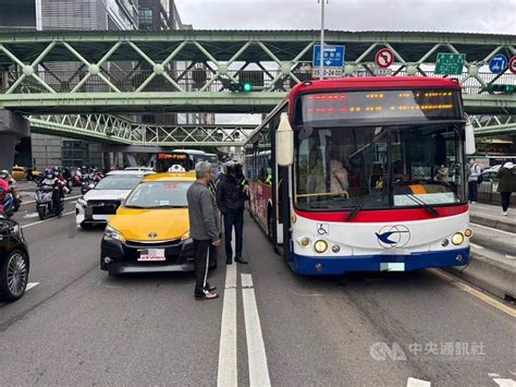 北市公車急煞閃避前方事故車 7乘客擦挫傷送醫 社會 中央社 Cna