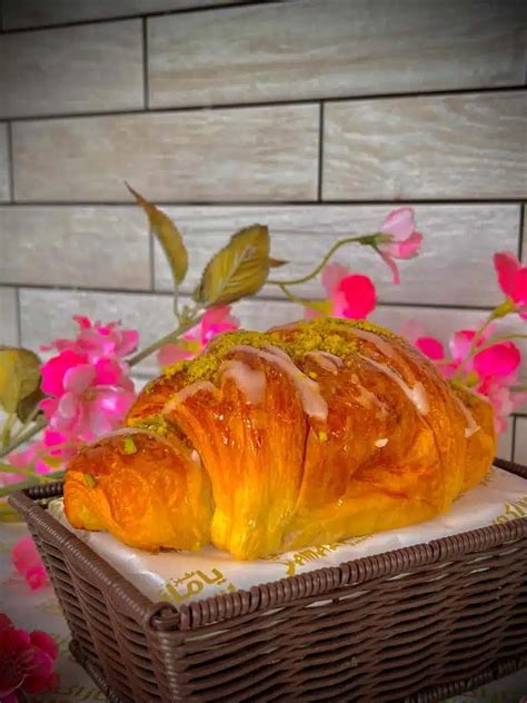 Pistachio Croissant - yamazaki-bakery