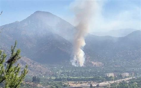 Efectivos De La Conaf Combaten Incendio En Ladera Del Cerro Manquehue