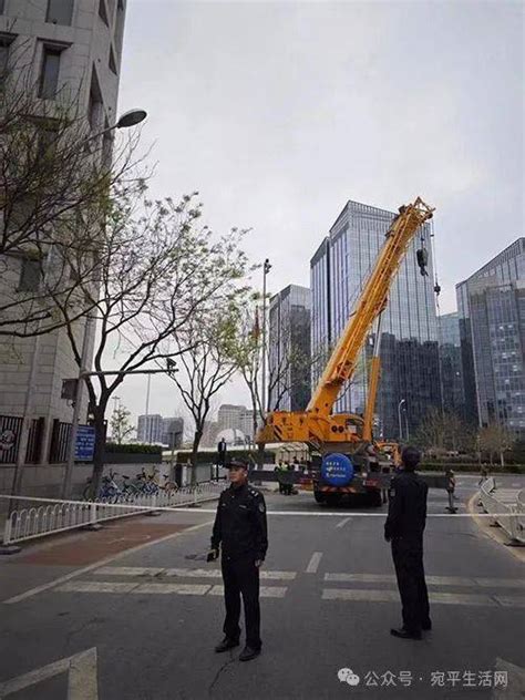 消除隐患 守护安全 丰台区城管执法局拆除高空违规广告生活进行辖区