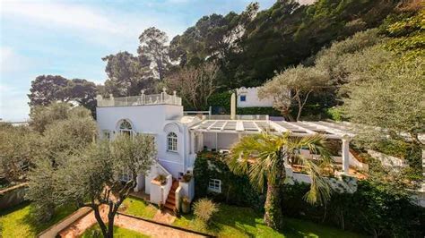 Venduta La Villa Di Christian De Sica A Capri Una Dimora Davvero Unica