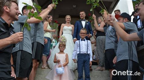 Hochzeit in Konnersreuth Dreifaches Spalier für junges Hochzeitspaar