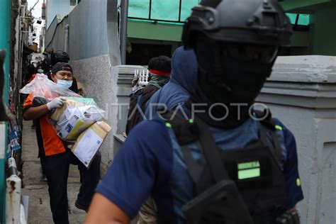 PENGGELEDAHAN RUMAH TERDUGA TERORIS ANTARA Foto