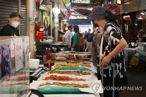 전통시장에서 추석 장보기 연합뉴스