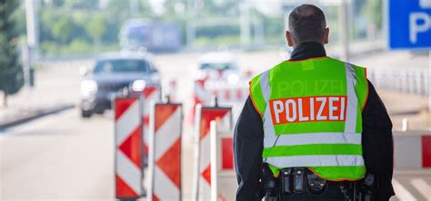 Polizisten Bei Kontrolle Eines Autofahrers Leicht Verletzt