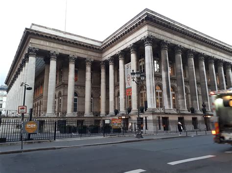 Cac 40 La Bourse De Paris Termine Sur Une Note Positive Après Une Semaine Tumultueuse Bfm Bourse