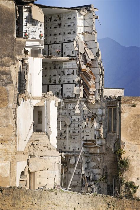 Nuovo Crollo Nel Cimitero Di Napoli Bare In Bilico E Salme Visibili Foto