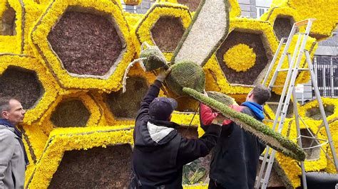 Dernières retouches sur les chars de la Fête des Jonquilles avant le