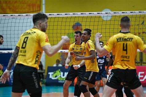 Vedacit Vôlei Guarulhos vence Minas e leva decisão para casa