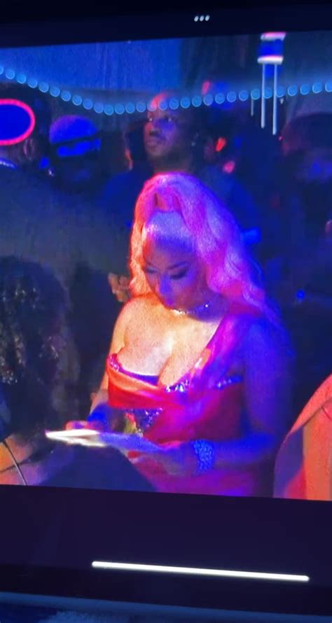 𝐓𝐡𝐞𝐑𝐞𝐚𝐥𝐢𝐬𝐭𝐌𝐢𝐫🦋 On Twitter Nicki Looks Good 😍😍😍😍 Nickivmas