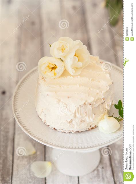 Torta Del Merengue De La Avellana Imagen De Archivo Imagen De Galleta