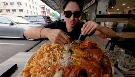 Youtuber Dari Singapura Makan Nasi Beriani Kg Di Kuching Sampai Licin