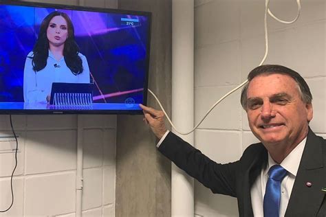 Bolsonaro Posa Ao Lado De Tv Ligada No Sbt Ap S Entrevista