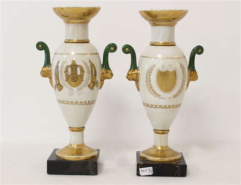 PAIRE DE VASES De Forme Balustre En Porcelaine