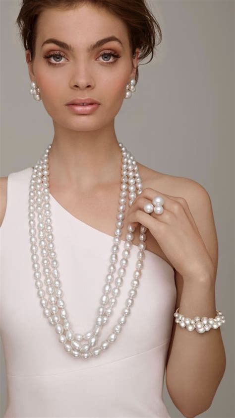 Pin On ºººpearlsººº Jewelry Photography Styling How To Wear Pearls Beautiful Jewelry