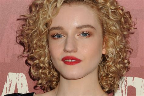 The Best Hairstyles for Medium Length Curly Hair - The Skincare Edit