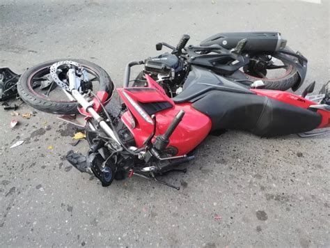 Un Joven Sufri Severas Lesiones Por El Choque Entre Una Moto Y Un