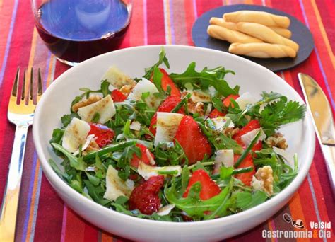 Ensalada de rúcula fresas y parmesano Gastronomía Cía