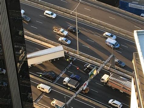 Melbourne Traffic Burnley Tunnel Lanes Shut After Truck Crash Herald Sun