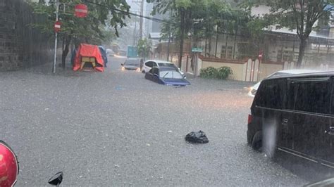 Banjir Kepung Makassar Jalan Berubah Jadi Sungai Id