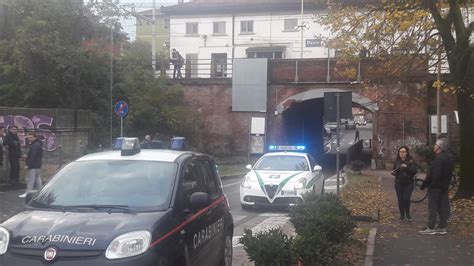 Desio Studentessa Precipita Dal Ponte Della Stazione Grave Giallo