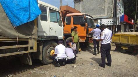 Petugas Gembok Roda Mobil Serambinews