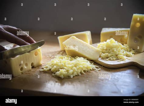 Mujer Rodaja De Queso Para Cocinar Usando Un Cuchillo En La Cocina