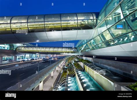 Arquitectura Moderna Y Elegante Del Abri La Terminal Del