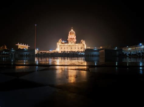 Gurudwara Shri Bangla Sahib. Night sky : r/TheNightFeeling