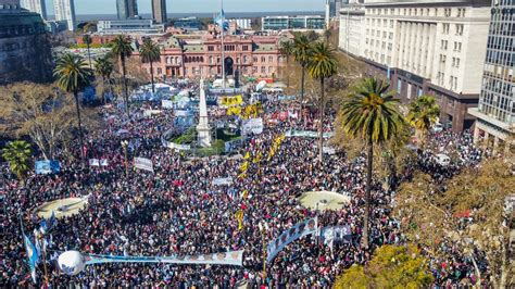 Masiva marcha de manifestantes en Plaza de Mayo para repudiar el atentado que sufrió Cristina ...