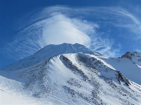 Gunung Bersalju Siang Hari Gunung Berapi Koryaksky Kamchatka Musim