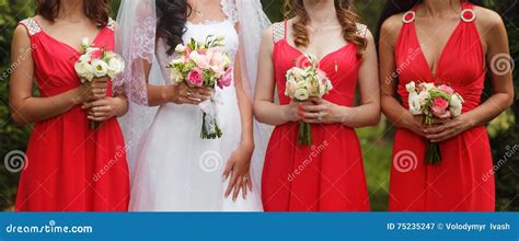 La Jeune Mariée Et Les Demoiselles D honneur Dans Des Robes Roses Se