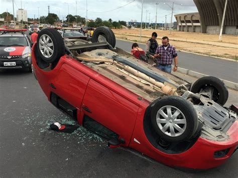 G1 Trio rouba carro e capota veículo após 500 metros ao tentar fugir