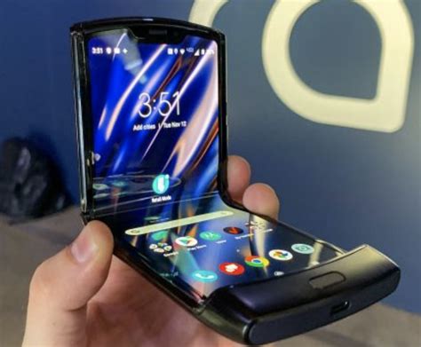 Motorola Razr 2019 Is A Cutting Edge Foldable Phone An Enhanced Throwback To The Original Razr