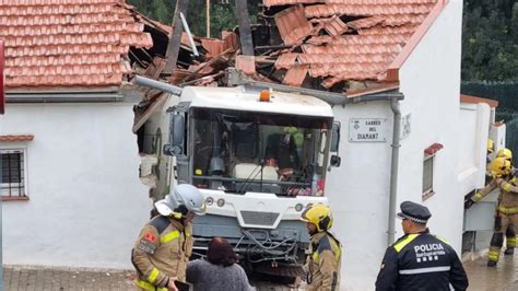 Un camión de la limpieza se empotra en una casa en Sant Cugat pero no