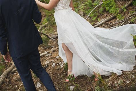 婚禮當天 幸福的情侶手牽著手一起散步 照片背景圖桌布圖片免費下載 Pngtree